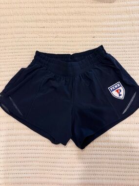 lululemon Hottie Hot Low Rise 2.5” inseam with Penn Shield size 6